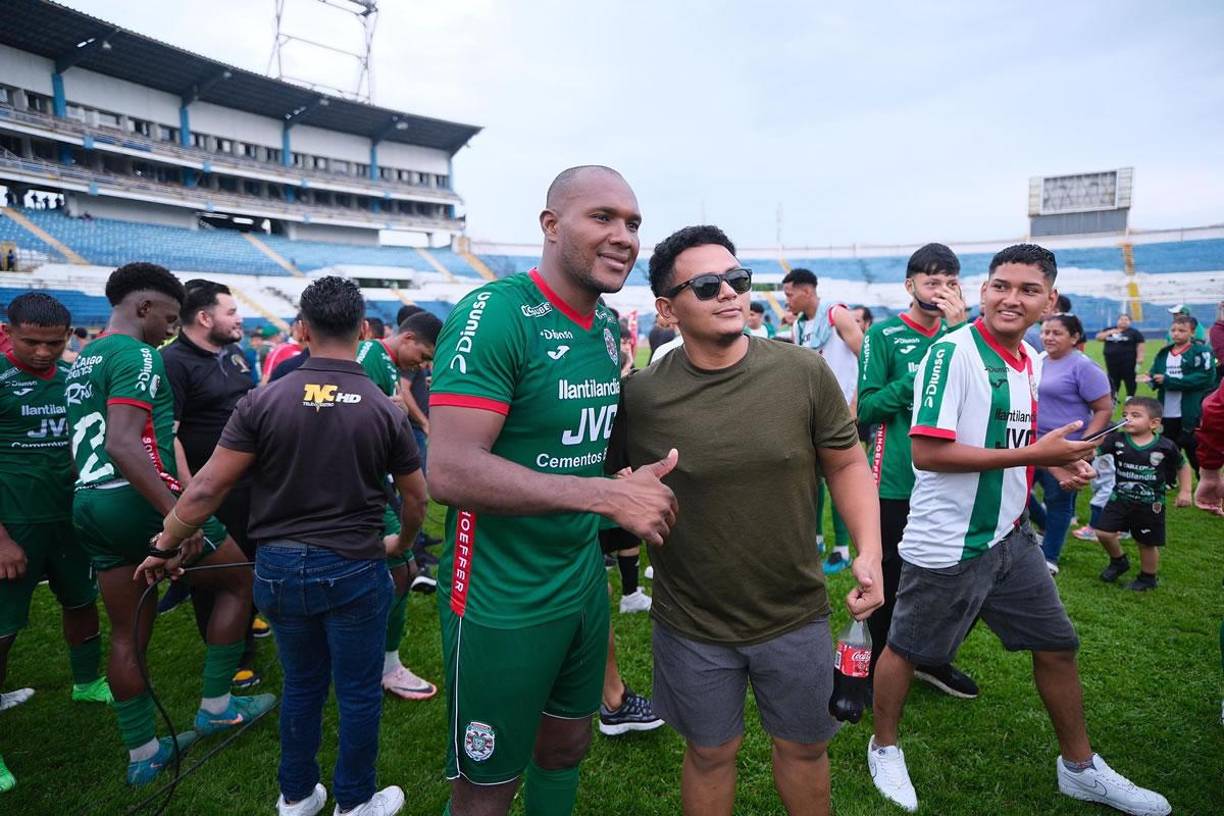 El goleador ecuatoriano se mostró accesible con los hinchas del Marathón.