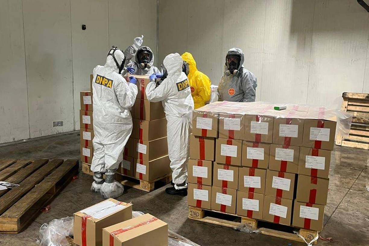 La sobredosis puede causar estupor, cambios en el tamaño de las pupilas, piel húmeda, cianosis, coma e insuficiencia respiratoria que pueden provocar la muerte. La presencia de una tríada de síntomas como coma, pupilas puntiformes y depresión respiratoria sugiere fuertemente una intoxicación por opioides.