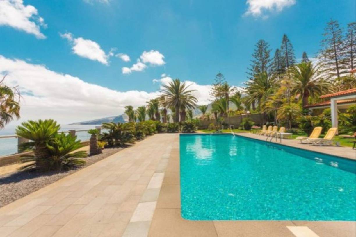 En la lujosa villa hay una enorme piscina para poder jugar con los pequeños y hacer deporte.