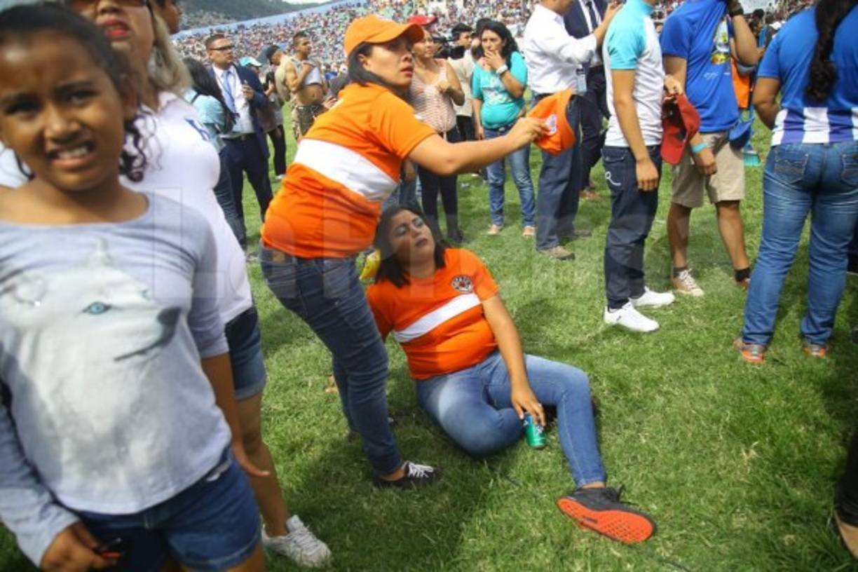 De pronto las personas que se encoentraban en una de las graderías comenzaron a gritar y se observó el humo inundando el lugar. <br/>