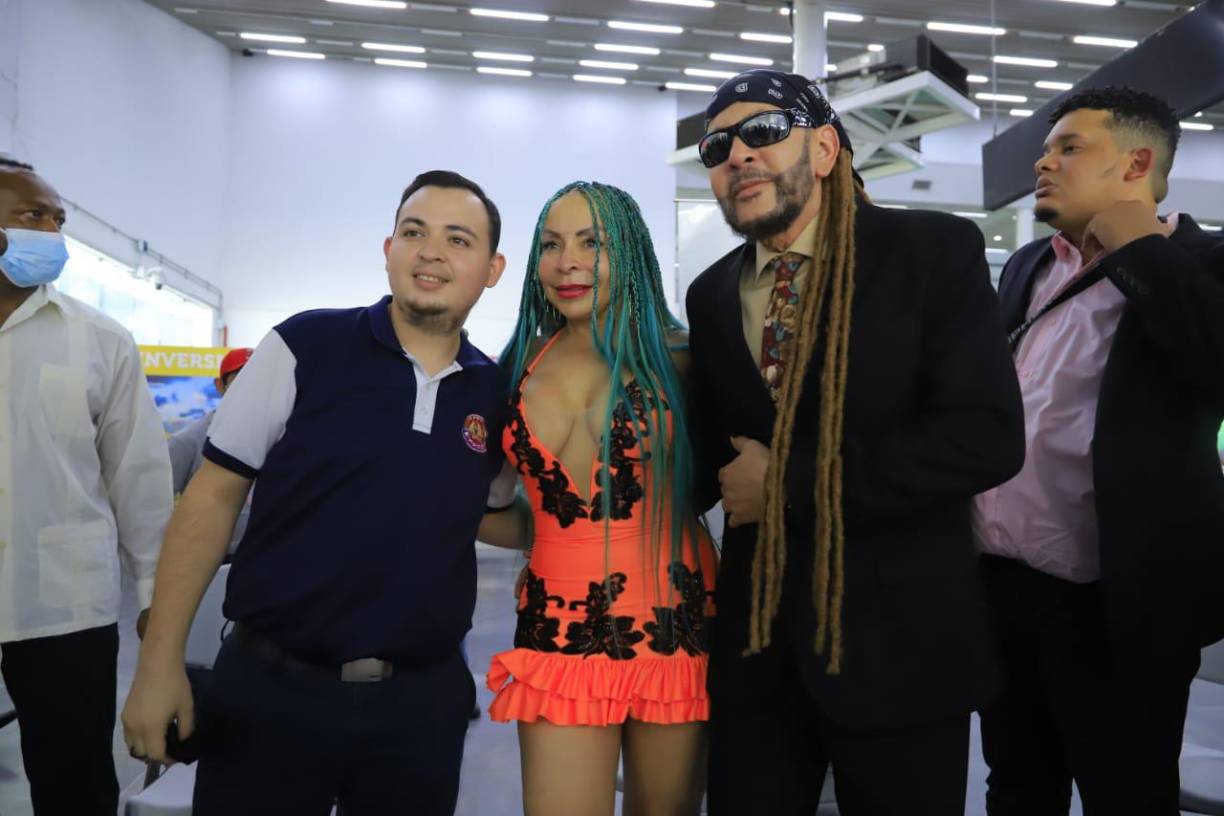 El intérprete de éxitos como “Dale vieja, dale”, “Rompecinturita”, “Kulikitaca”, “Beso a beso”, entre otros, se mostró accesible con sus seguidores. 