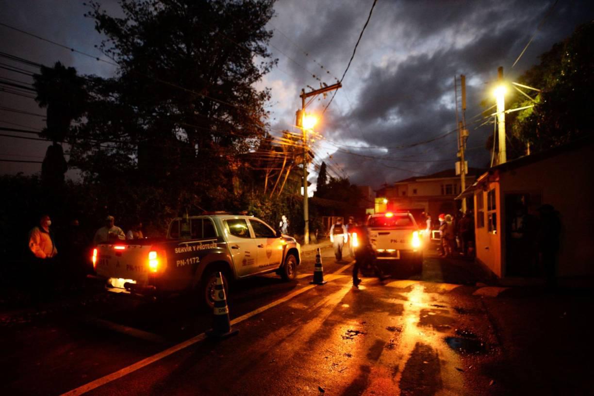 A medida que la noche avanzaba, la zona residencial donde vivía el exmandatario, en la colonia Palmeras de San Ignacio,, se llenaba de vehículos de la policía, equipos de prensa y una creciente multitud de curiosos que se congregaban en las cercanías de la residencia. 