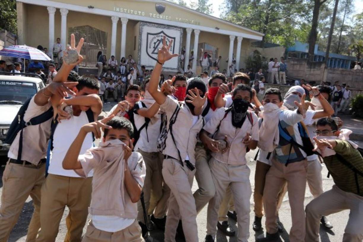 Con piedras en la mano, los estudiantes realizaron la protesta contra la policía.