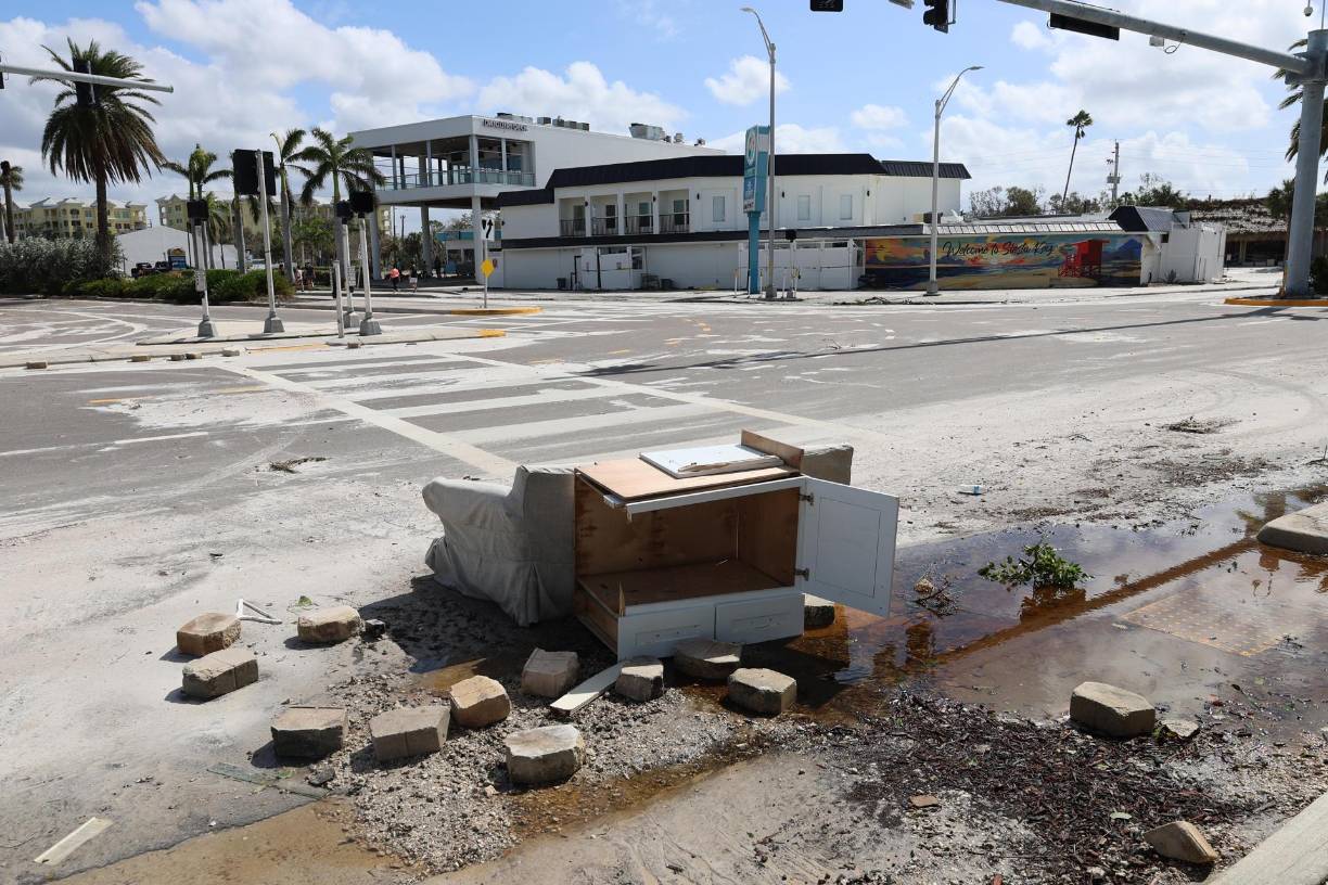 El récord anterior de tornados lo había generado el huracán Ian en 2022, cuando se registraron 28 tornados en toda Florida, con 64 advertencias. En las horas antes de que Milton tocara tierra se emitieron más de 130 advertencias. EFE