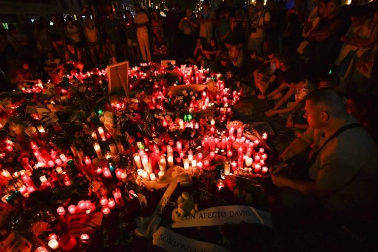 Imagen nocturna del homenaje en Las Ramblas, Barcelona.