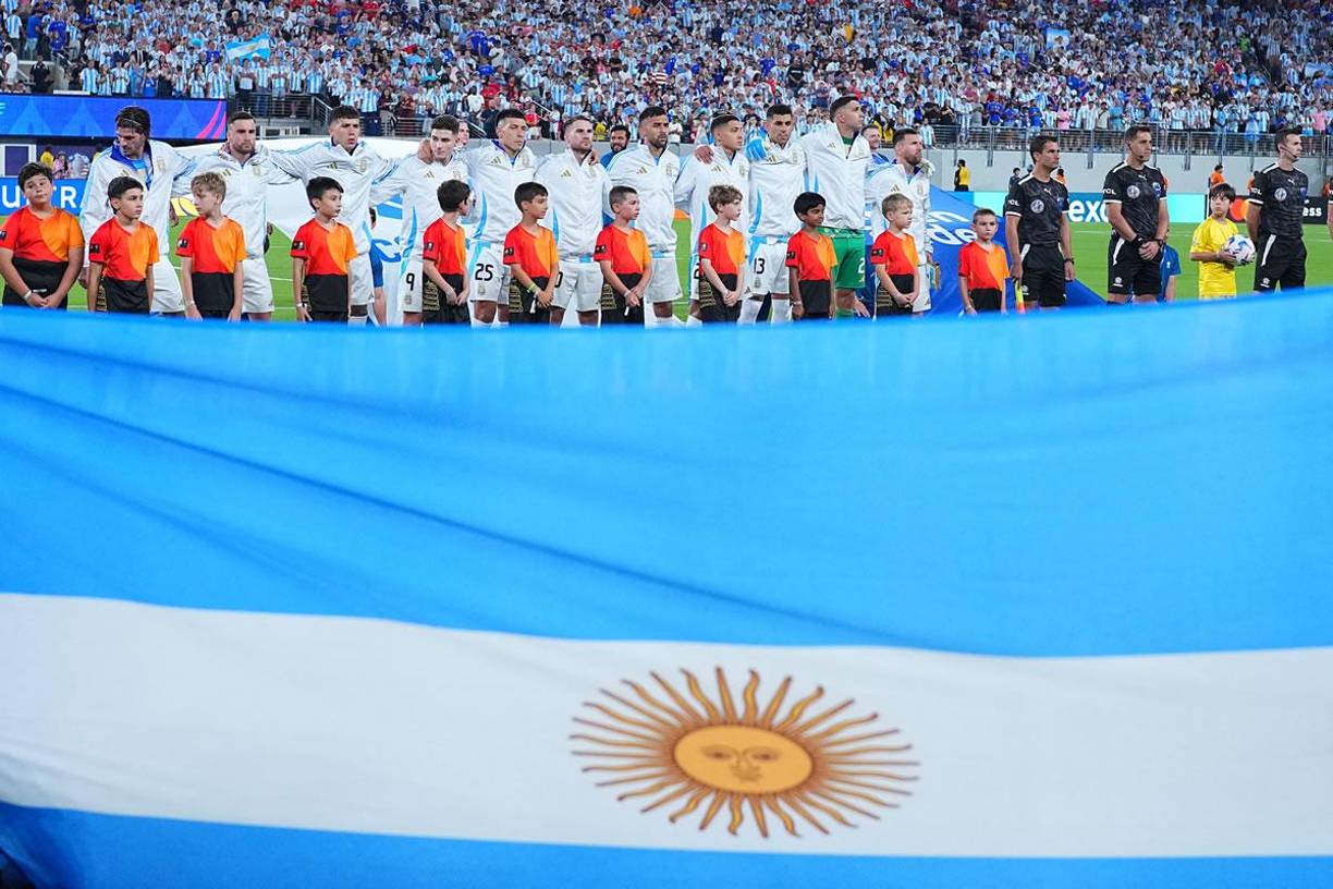 La Selección Argentina se clasificó a los cuartos de final de la Copa América 2024 y ya conoce quién es su rival en esa instancia. En paralelo, las familias en las tribunas juegan un rol fundamental para los jugadores que sueñan con subirse a lo más alto del podio.