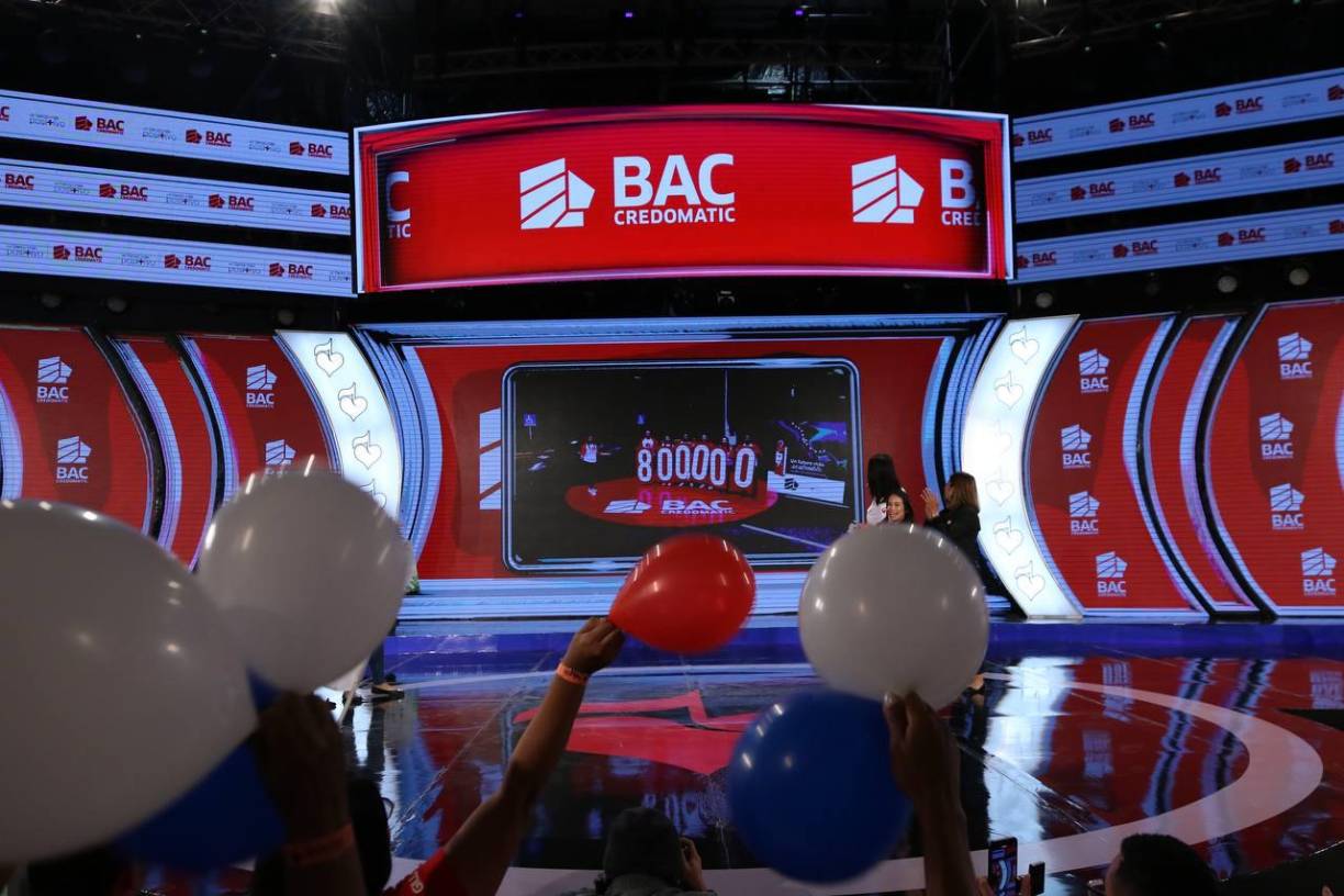 Este es el momento en que se mostró cuánto sería el monto que donaría Bac. Las personas en el teatro agitaron sus globos blancos y rojos.