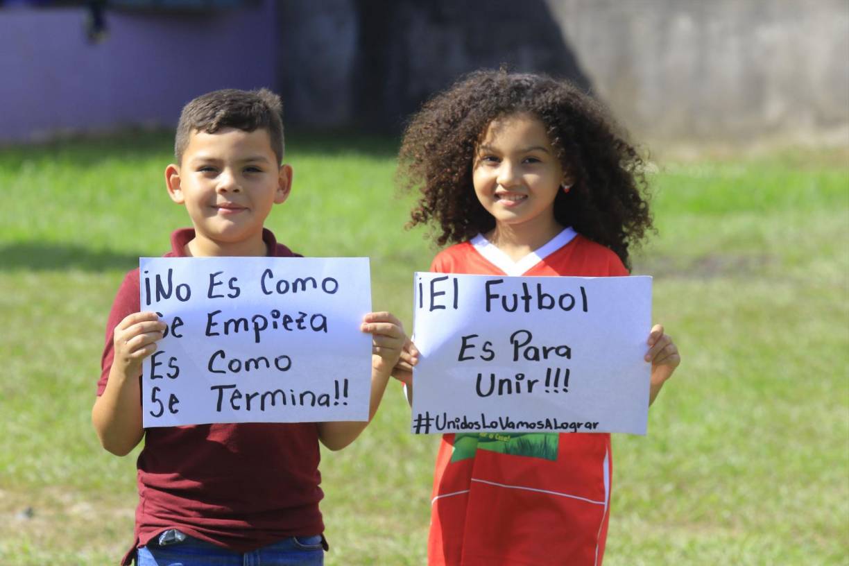 “¡No es como se empieza, sino cómo termina!” y “El fútbol es para unir”, son las frases que acompañaban a los infantes en la previa del juego.