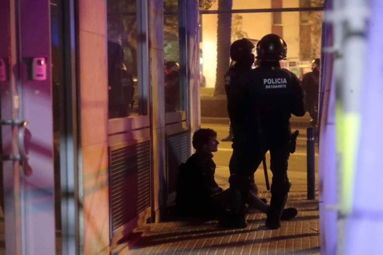 Dos mossos d'Esquadra han resultado heridos de gravedad y 53 de carácter leve en los disturbios que se han registrado en las calles de los alrededores del Camp Nou, protagonizados por manifestantes independentistas violentos.