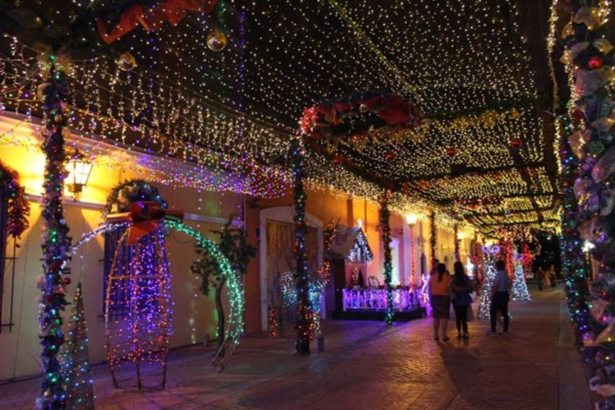 "El túnel cuenta con varias postales decoradas con miles de luces y adornos para tomarse fotografías del recuerdo."