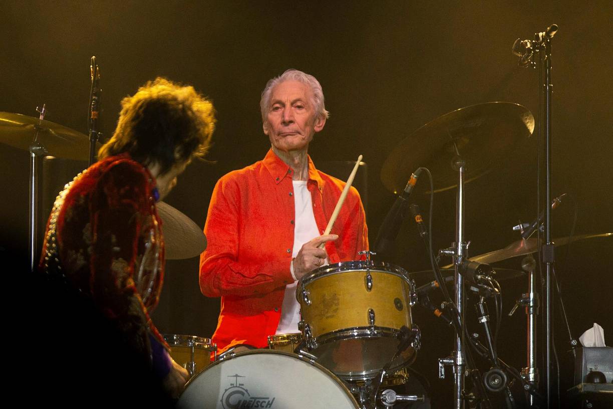 El exbaterista de la banda Charlie Watts, fallecido hace dos años, participa en dos temas, “Mess It Up” y “Live By The Sword”, que fueron grabados en 2019, según revelaron sus compañeros en el acto de presentación del disco.