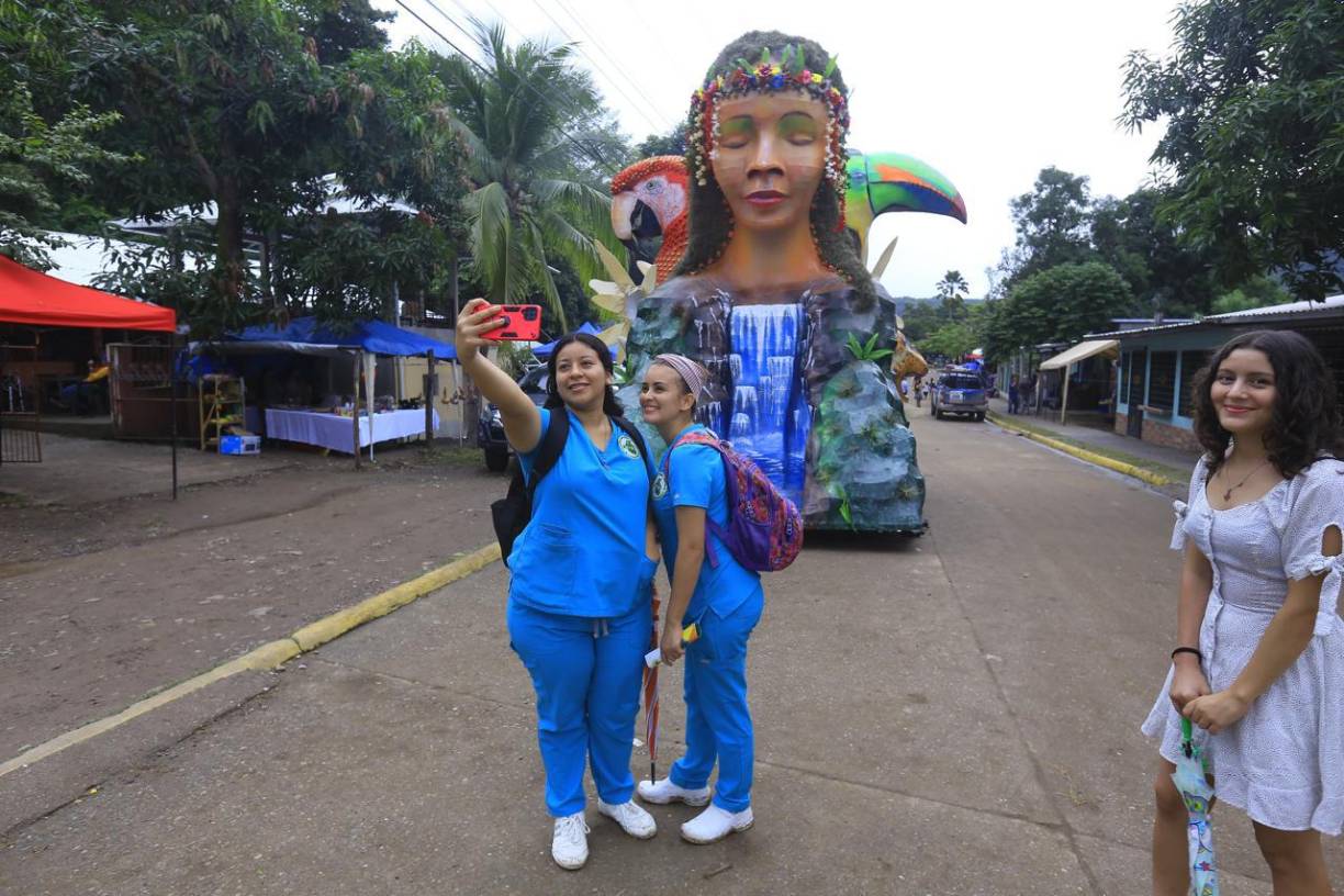 Los trinitecos dan la bienvenida a los visitantes que llegan al municipio a disfrutar del Festival de las Chimeneas Gigantes, Patrimonio Cultural de Honduras 2024. Fotos: Moisés Valenzuela