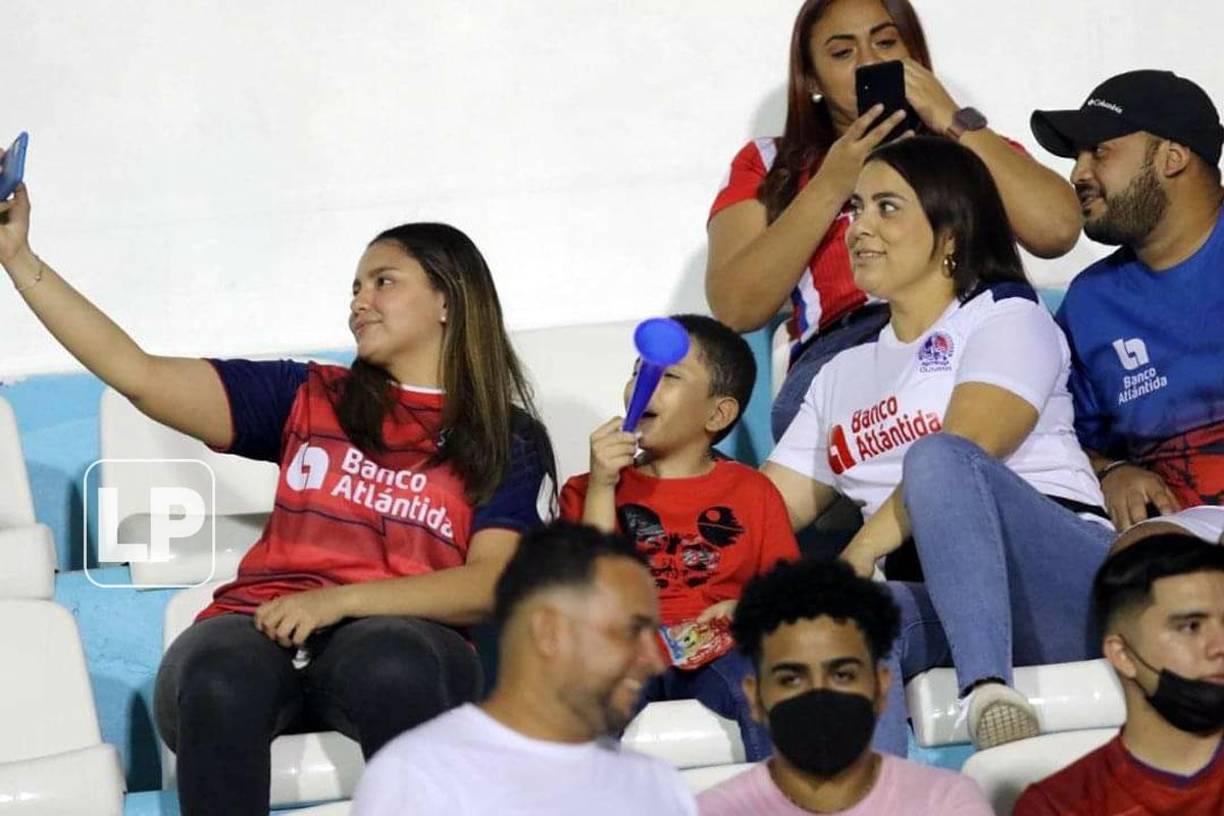 Selfie para recordar la visita al Nacional en el partido del Olimpia.
