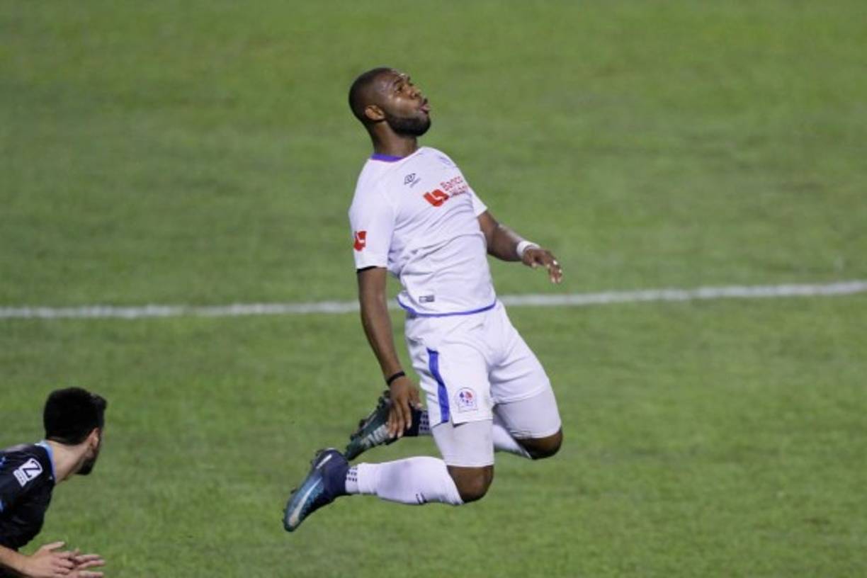 El gran salto del delantero Jorge Benguché.