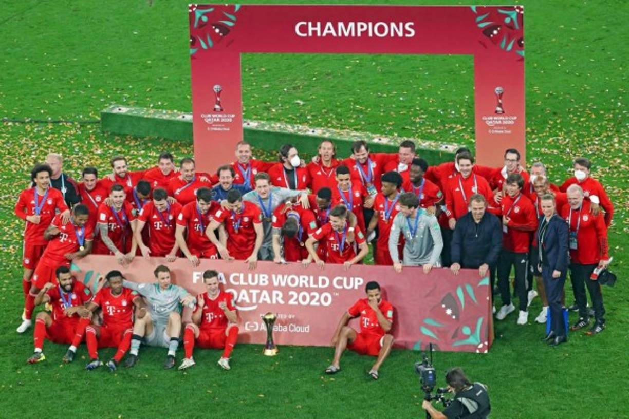 La plantilla del Bayern Múnich posando con el trofeo del Mundial de Clubes.