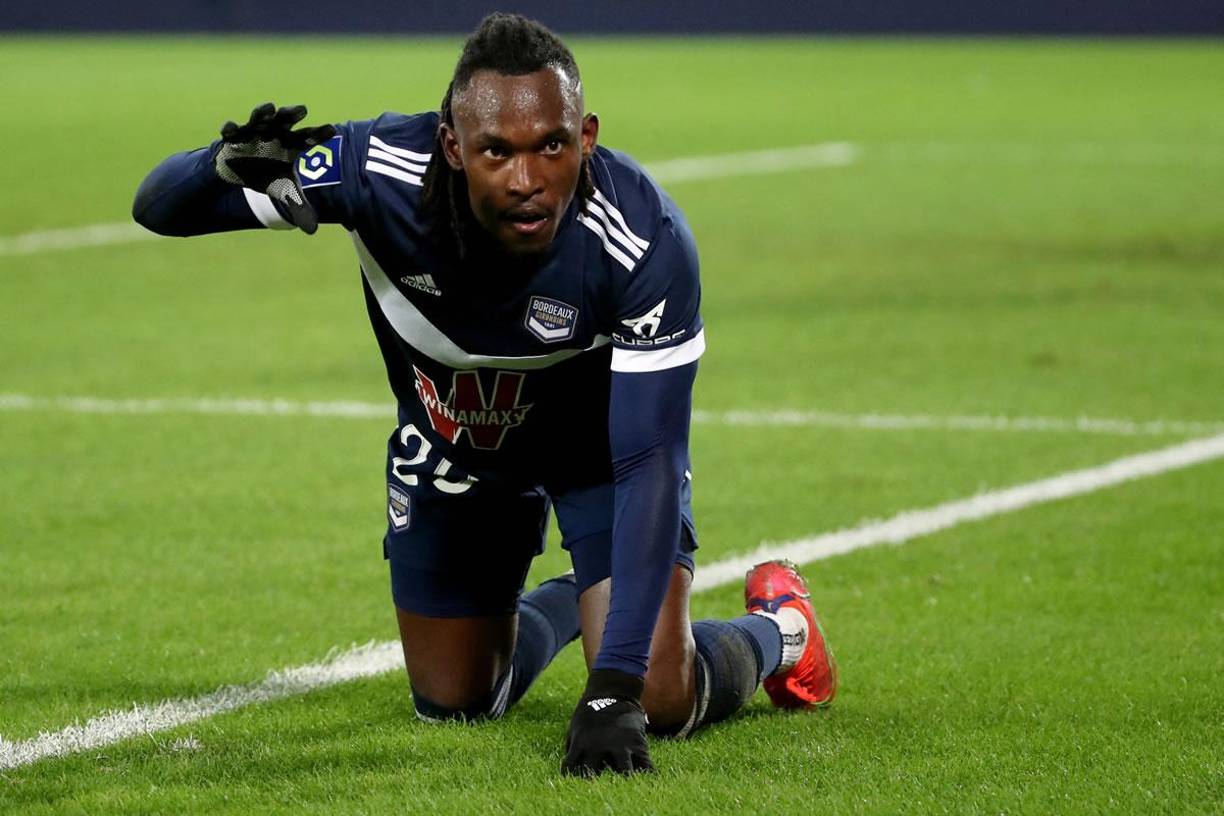Alberth Elis celebró su gol como su ya icono festejo de pantera.