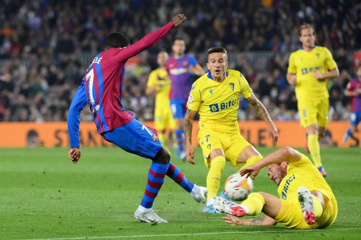 Ousmane Dembélé dejó acostado al ‘Pacha‘ Espino y sacó un disparo que se fue desviado.