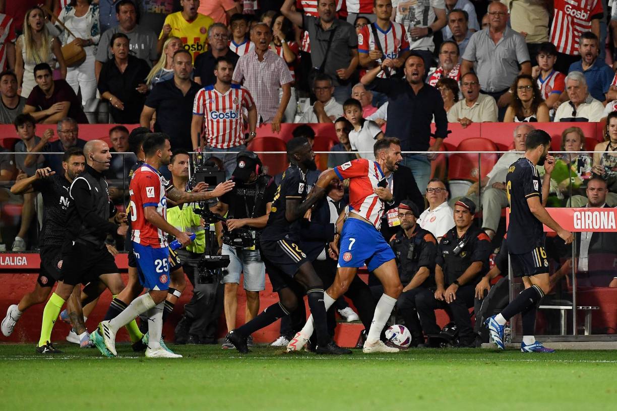 Este se fue a buscar a Nacho, pero Antonio Rudiguer accionó y lo detuvo.