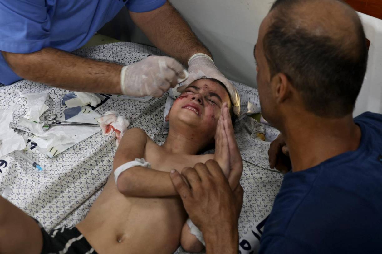 “Estamos atrapados, no sabemos dónde ir y no podemos quedarnos porque nuestro piso está cubierto de cristales rotos y de metralla”, dijo a la AFP Mohammed Mazen, un gazatí de 38 años padre de tres niños. 