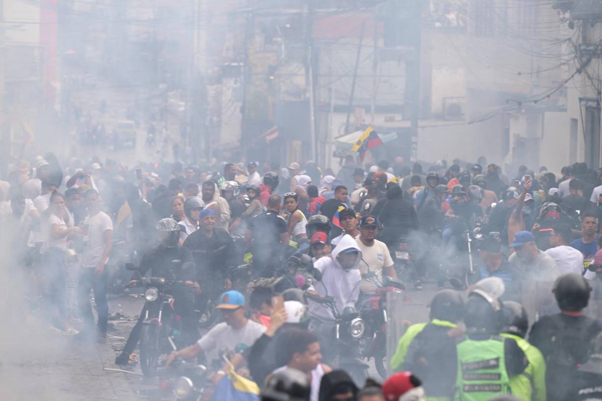 los uniformados dispararon gases lacrimógenos y perdigones contra los manifestantes y detuvieron a una veintena de ellos.