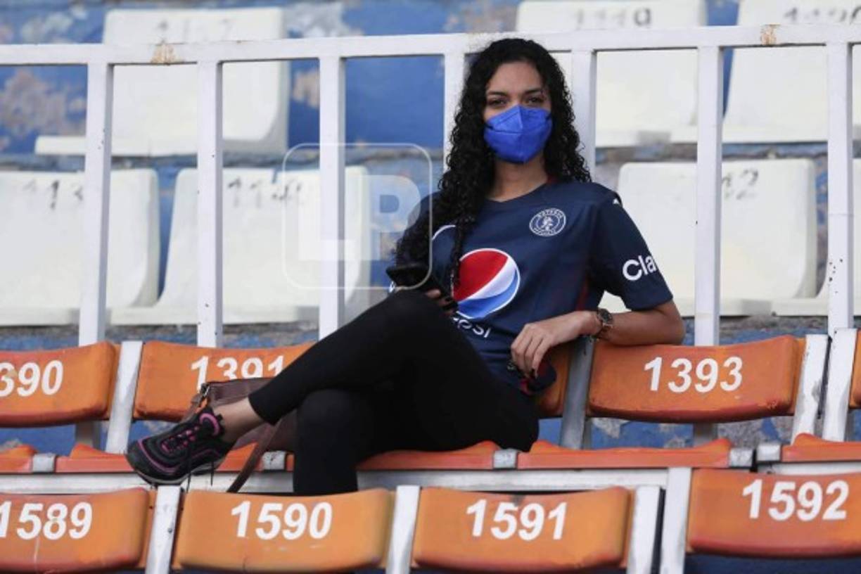 Una guapa aficionada del Motagua llegó con su camisa puesta para apoyar a su equipo.