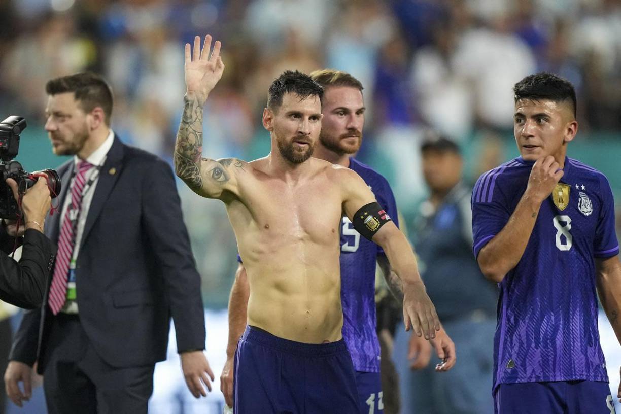 Lionel Messi se fue al vestuario torso desnudo y saludando a los aficionados en el Hard Rock Stadium de Miami.