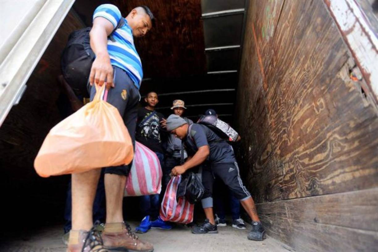 Los inmigrantes, entre ellos niños, mujeres y adultos mayores, abandonan Honduras aduciendo la falta de trabajo e inseguridad en su país. Esta una nueva caravana, según el presidente Donald Trump, será la mayor de todas las que han salido desde octubre.Imagen EFE