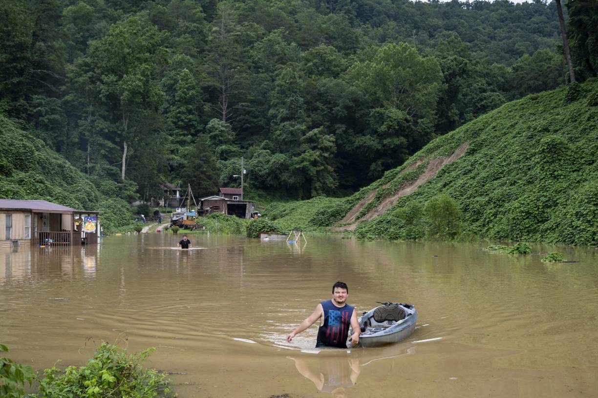 El nivel del agua en North Fork, el tramo del río Kentucky a la altura de la localidad de Whitesburg, rompió su récord en apenas unas horas alcanzando los 7 metros.