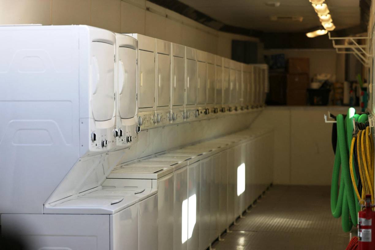 Los migrantes también podrán lavar su ropa en las instalaciones del gigantesco albergue.