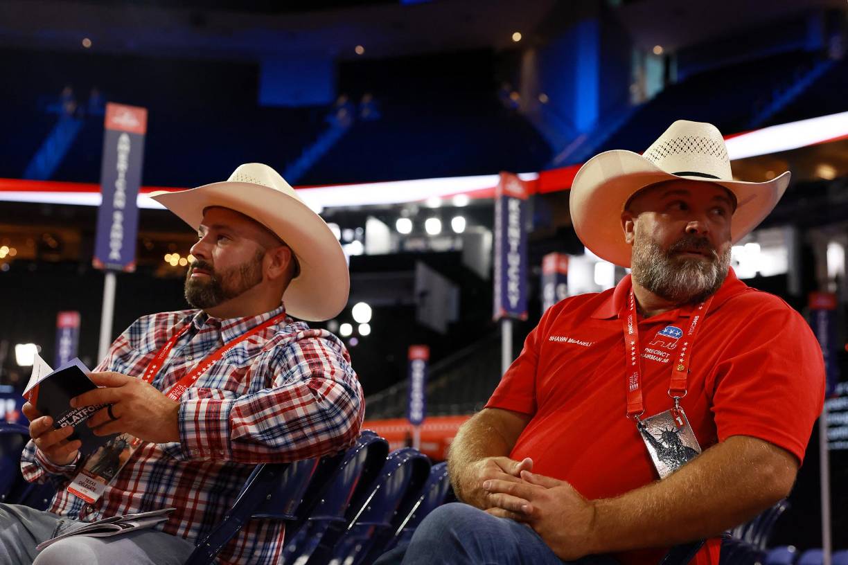 Los delegados de Texas, Sean McAnelly y Thomas se preparan para el inicio de la convención republicana en Wisconsin.