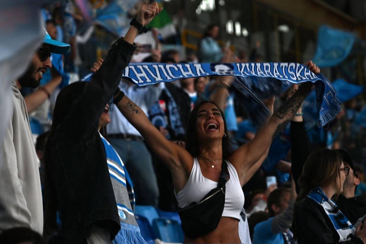 Esta bella napolitana celebrando en el estadio Diego Armando Maradona.