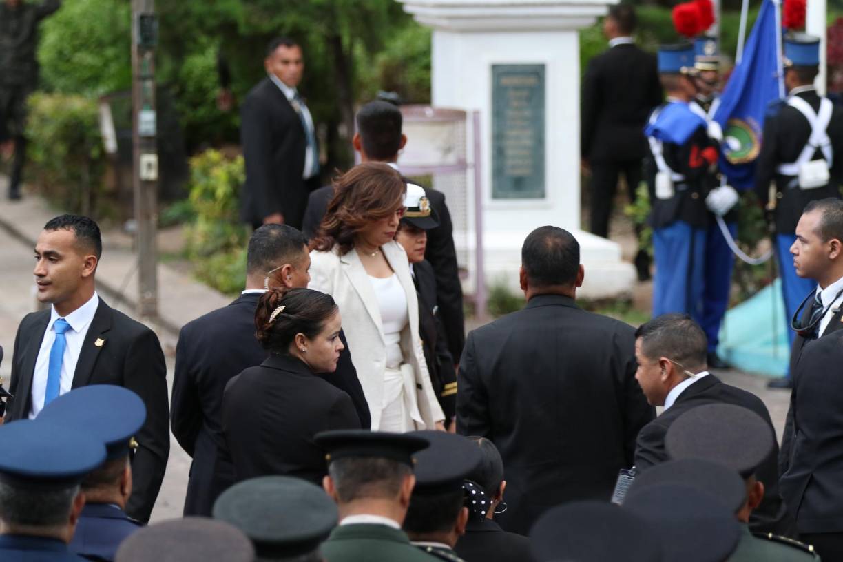 La funcionaria, en el acto del Parque Central, lució un atuendo de dos piezas de color blanco hueso. 