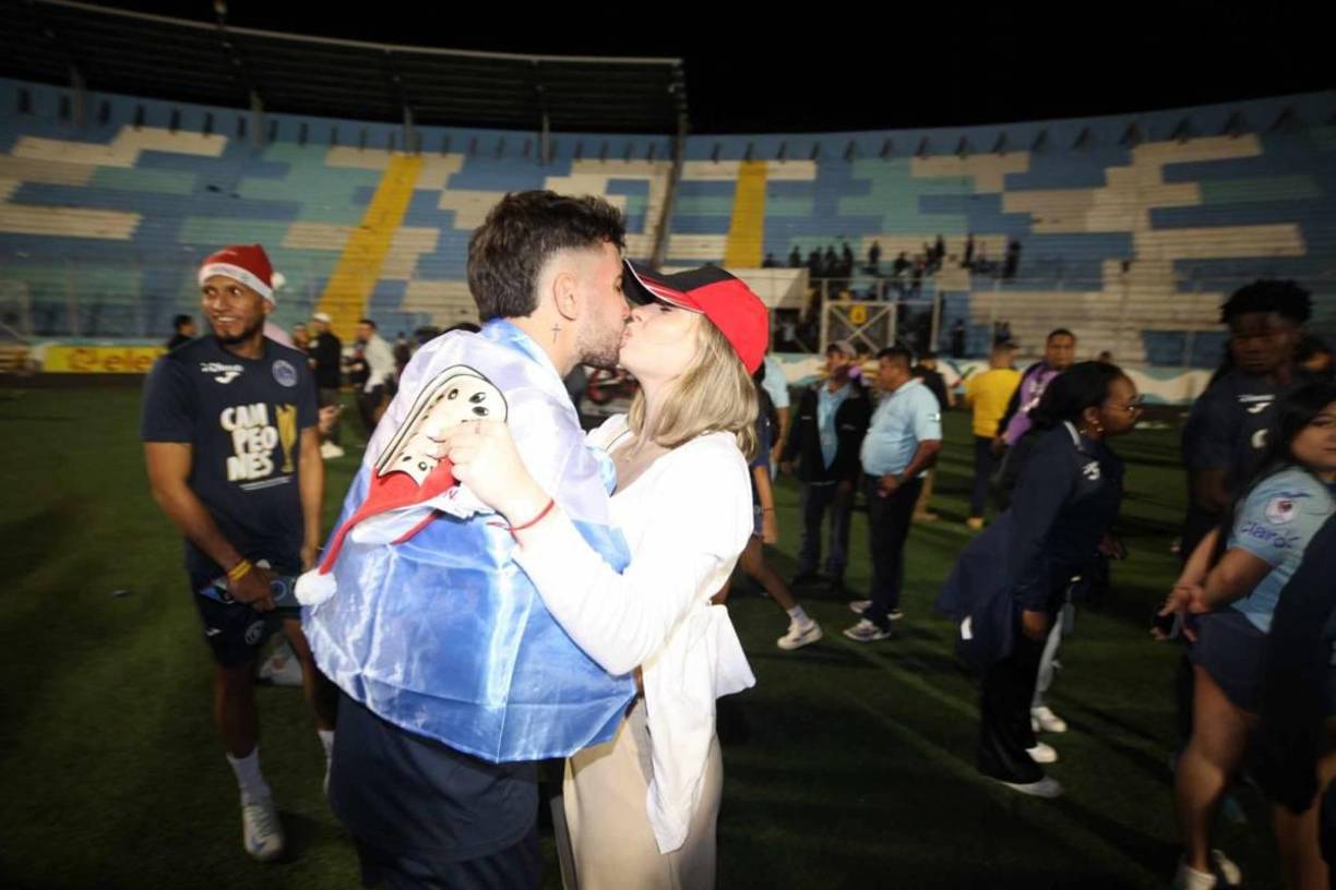 Cecilia García fue celebrar con su novio el goleador del torneo Apertura Agustín Auzmendi.