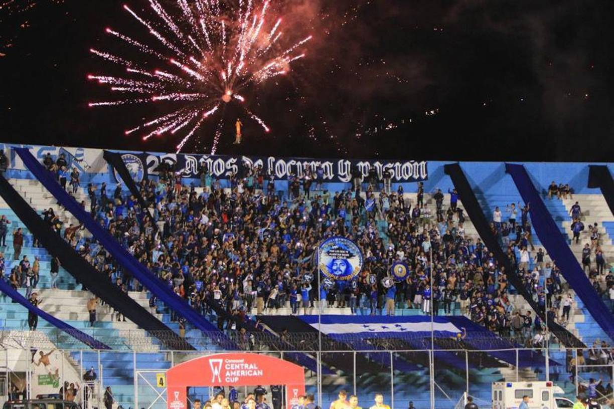 El evento de los Fuegos Artificiales antes de arrancar con el partido entre Motagua y CAI. 