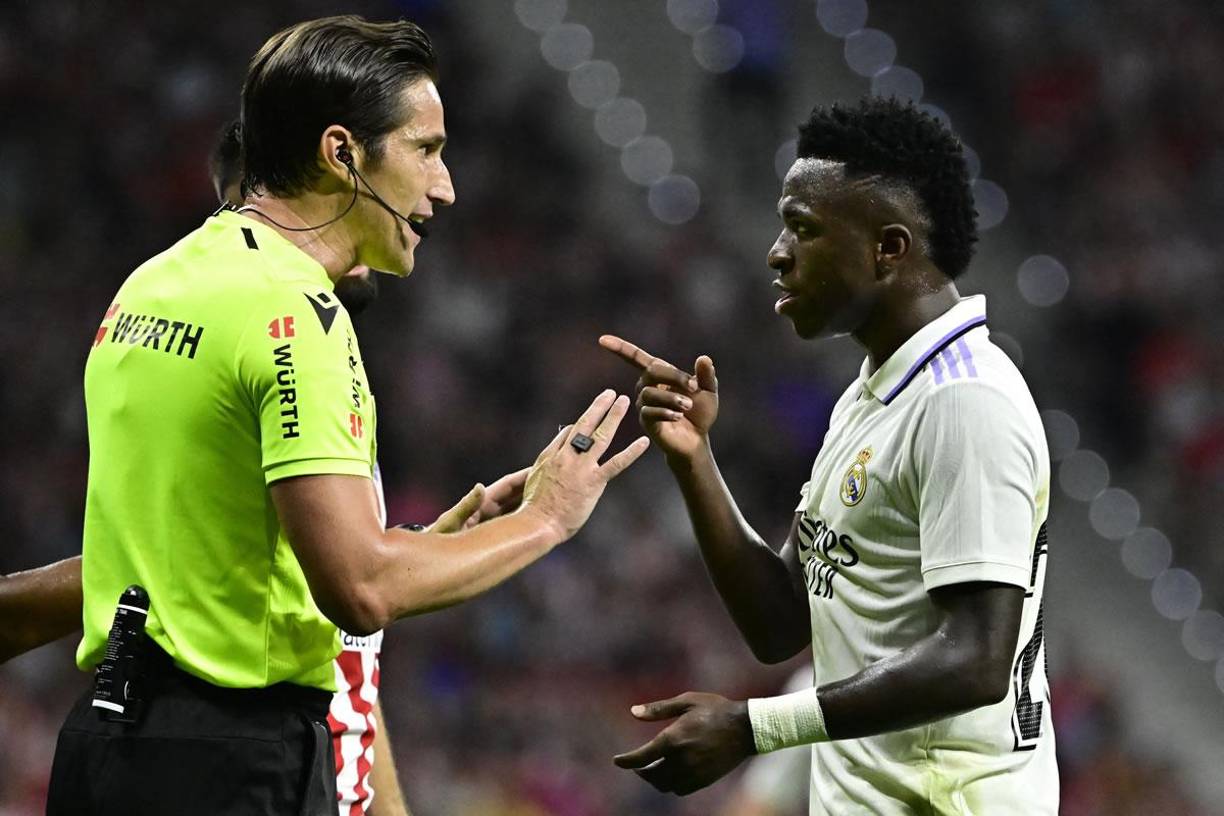 Vinicius le reclama al árbitro José Luis Munuera Montero por una falta que recibió.