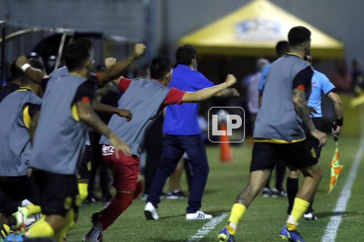 La celebración de Héctor Vargas y los suplentes del Real España tras el gol de Júnior Lacayo.