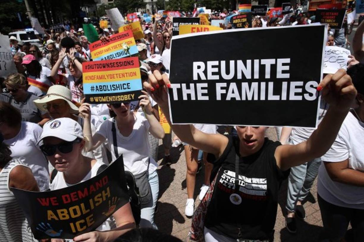 Las manifestantes en el Edificio de Oficinas Hart del Senado desplegaron pancartas en las que se leía: 'Fin a los campos de detención' y 'Familias deben permanecer unidas en libertad'.