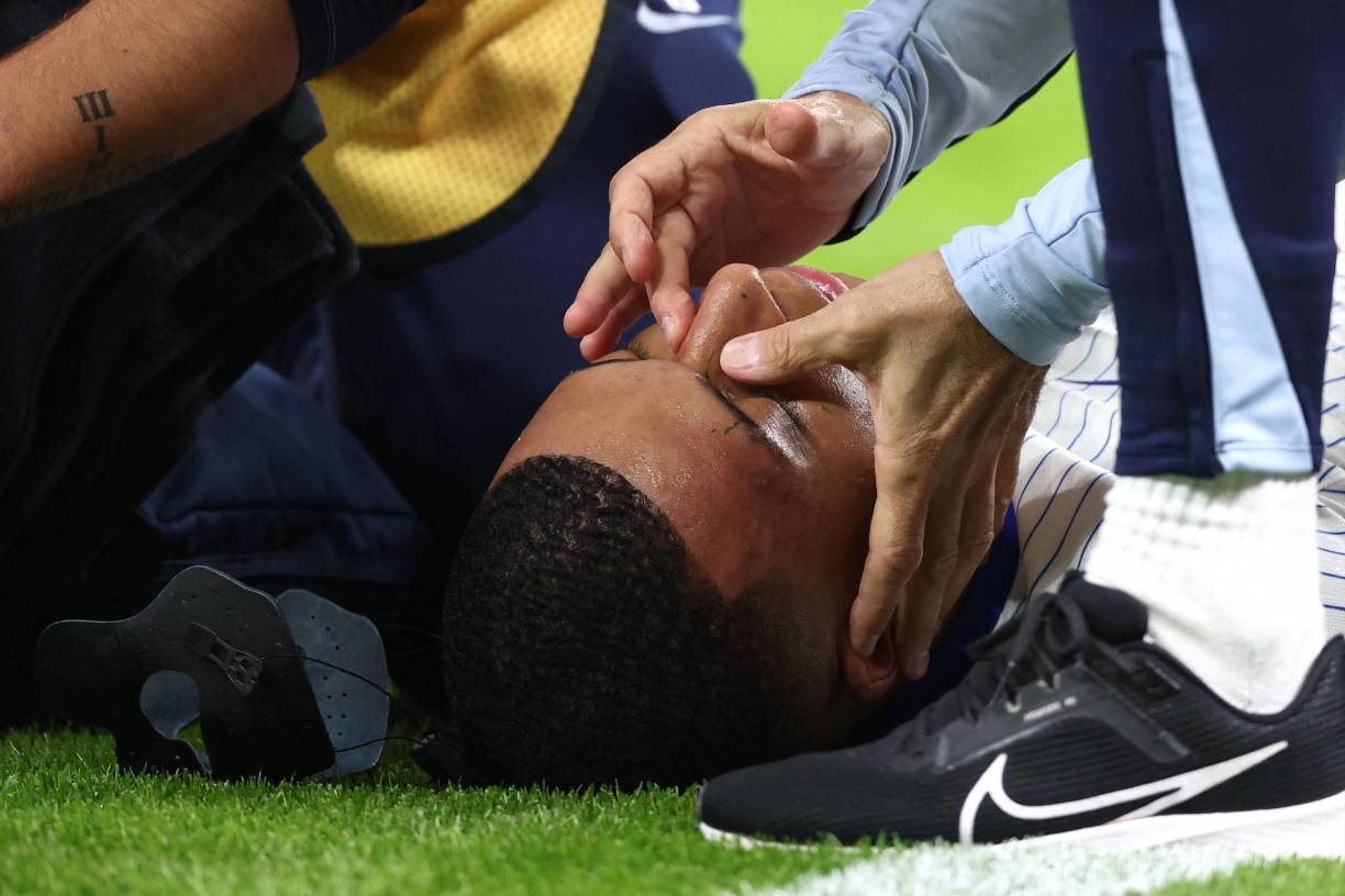 Los servicios médicos ingresaron al terreno de juego para atenderlos y después de unos minutos volvió a jugar.