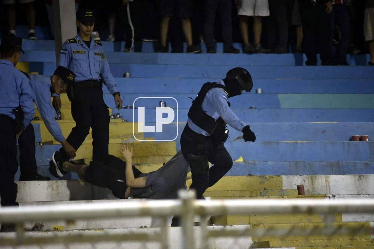 Así arrastró un elemento policial a este aficionado en las graderías del estadio Morazán.
