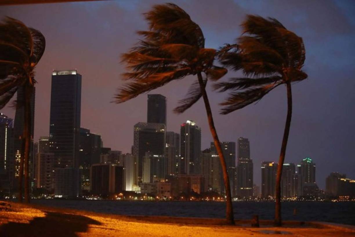 3. Miami, Florida: El cambio climático está causando estragos en esta ciudad estadounidense. La subida del nivel mar, que amenaza con desaparecer Miami Beach, ha provocado una contaminación de agua salada en la principal fuente de agua dulce de la ciudad, el acuífeo de Vizcaya.<br/><br/>La ONU estima que 500 de las grandes capitales del mundo atraviesan una situación de 'estrés de agua', según informó la cadena BBC. Esto ocurre cuando los suministros anuales descienden por debajo de 1.700 metros cúbicos por persona.