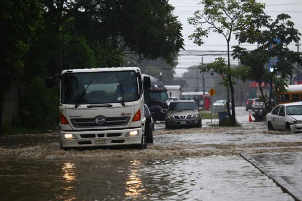 El problema interminable de la 27 calle, intransitable por la falta de un colector que haga circular la vía.