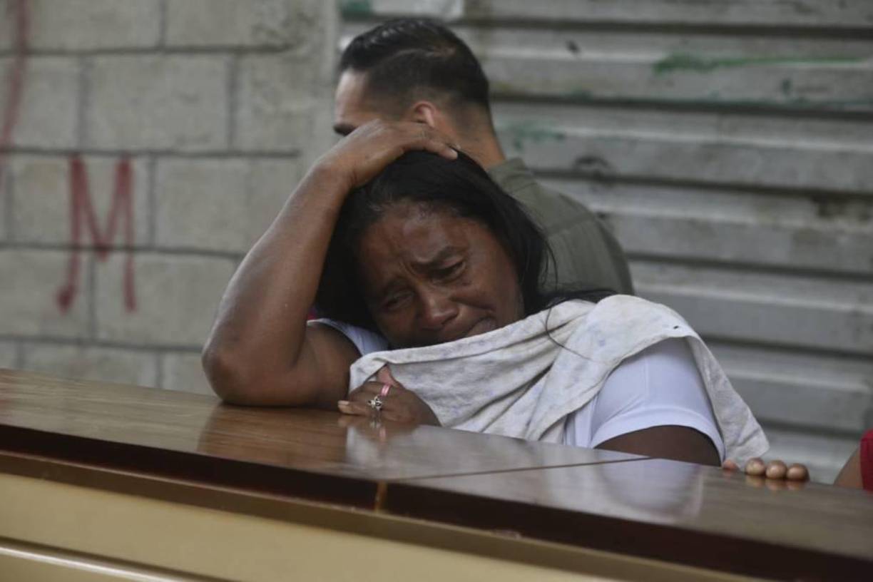 “Los vecinos lo vieron gatear y caminar en el barrio, y que se vaya de esa forma es una consternación, que Dios lo tenga en su santa gloria”, dijo mientras esperaba en la morgue a que les entregaran el cadáver del niño.