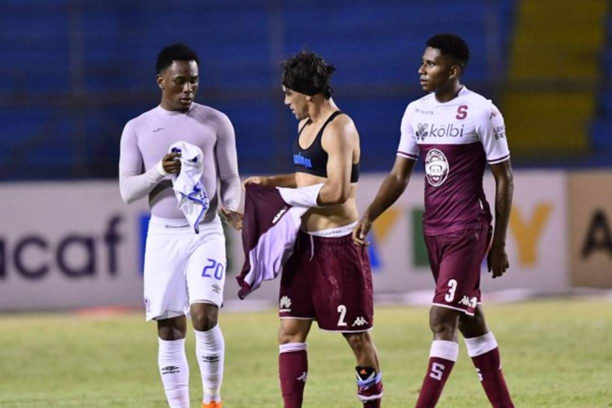 El volante del Olimpia, Deiby Flores, intercambió camiseta con la figura del Saprissa, el tico Christian Bolaños, al final del partido. Foto Yoseph Amaya