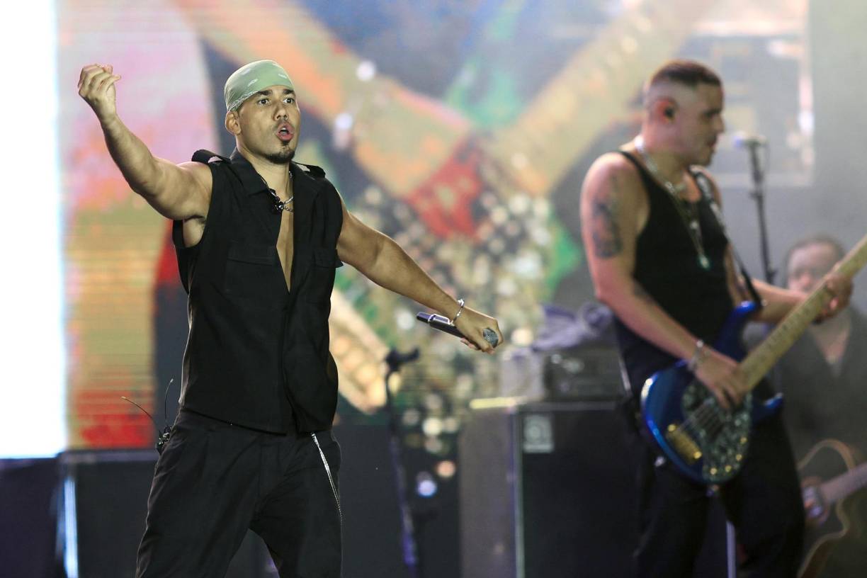 En la recta final del show, los artistas tuvieron un tercer cambio de look y se pusieron más urbanos, alusivos a sus inicios en la música y con un estilo que los dio a conocer a finales de los 90. Cerraron con broche de oro con la canción “Obsesión”. 