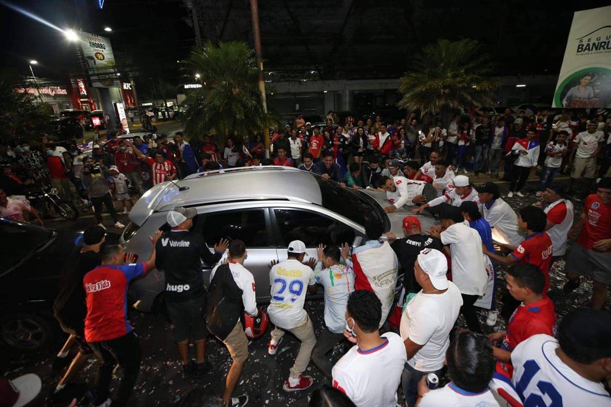 Decenas de hinchas olimpistas celebraron hasta el amanecer luego de que su equipo se coronara campeón del Torneo Apertura 2022.