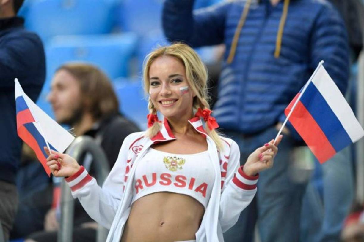 La modelo de 28 años, embajadora oficial de Rusia 2018 quien sorprendió el día inaugural en el duelo frente a Arabia Saudita, prometió desnudarse en una sesión de fotos 'bella, loca y sexy, para que el mundo entero lo vea y se sorprenda'.