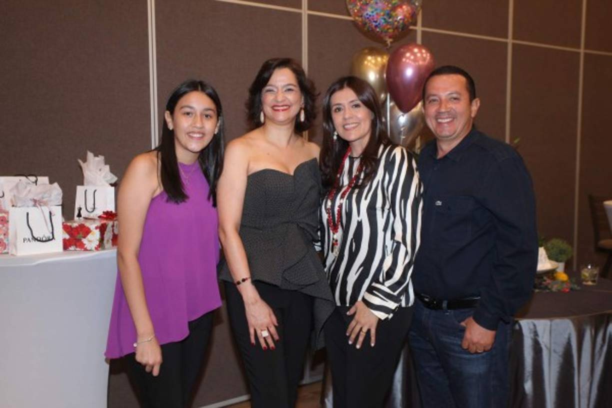Adriana Alvarado, Karen Calidonio, Karla y Francisco Alvarado.