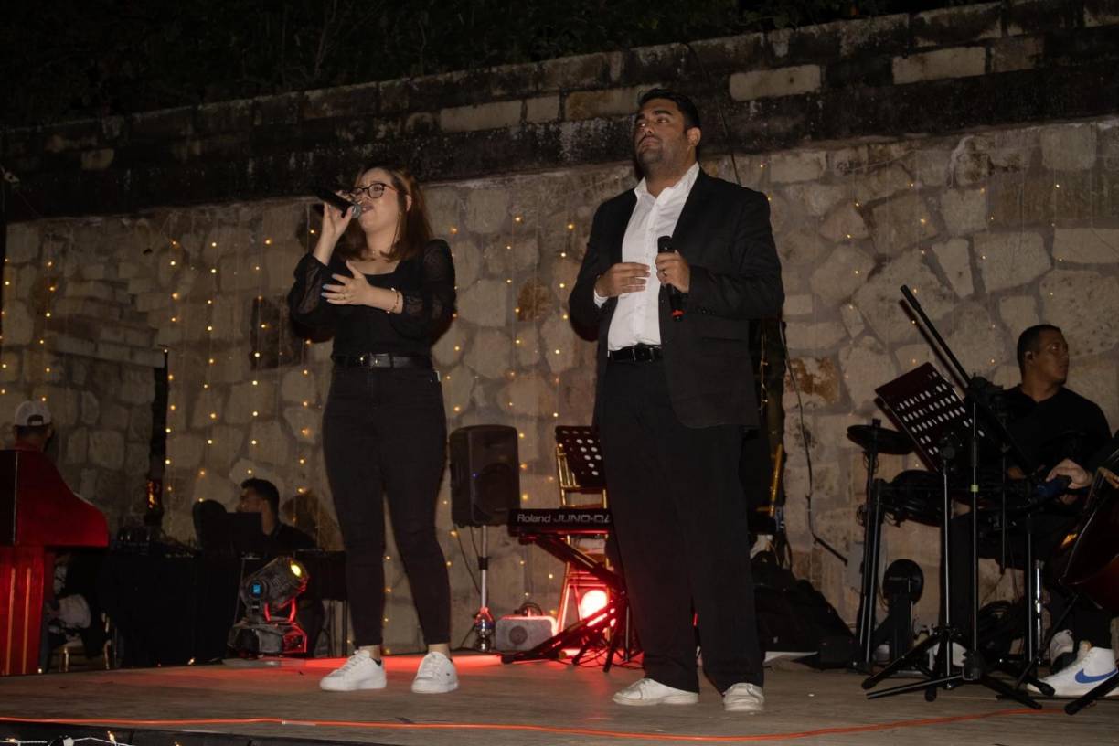 Las cautivadoras voces y el armonioso ritmo de la orquesta “Más Música, Más Esperanza” fmarcaron la noche de inauguración, envolviendo al público en un encantador repertorio musical que impregnó la Plaza Centroamérica con el espíritu festivo de la Navidad.