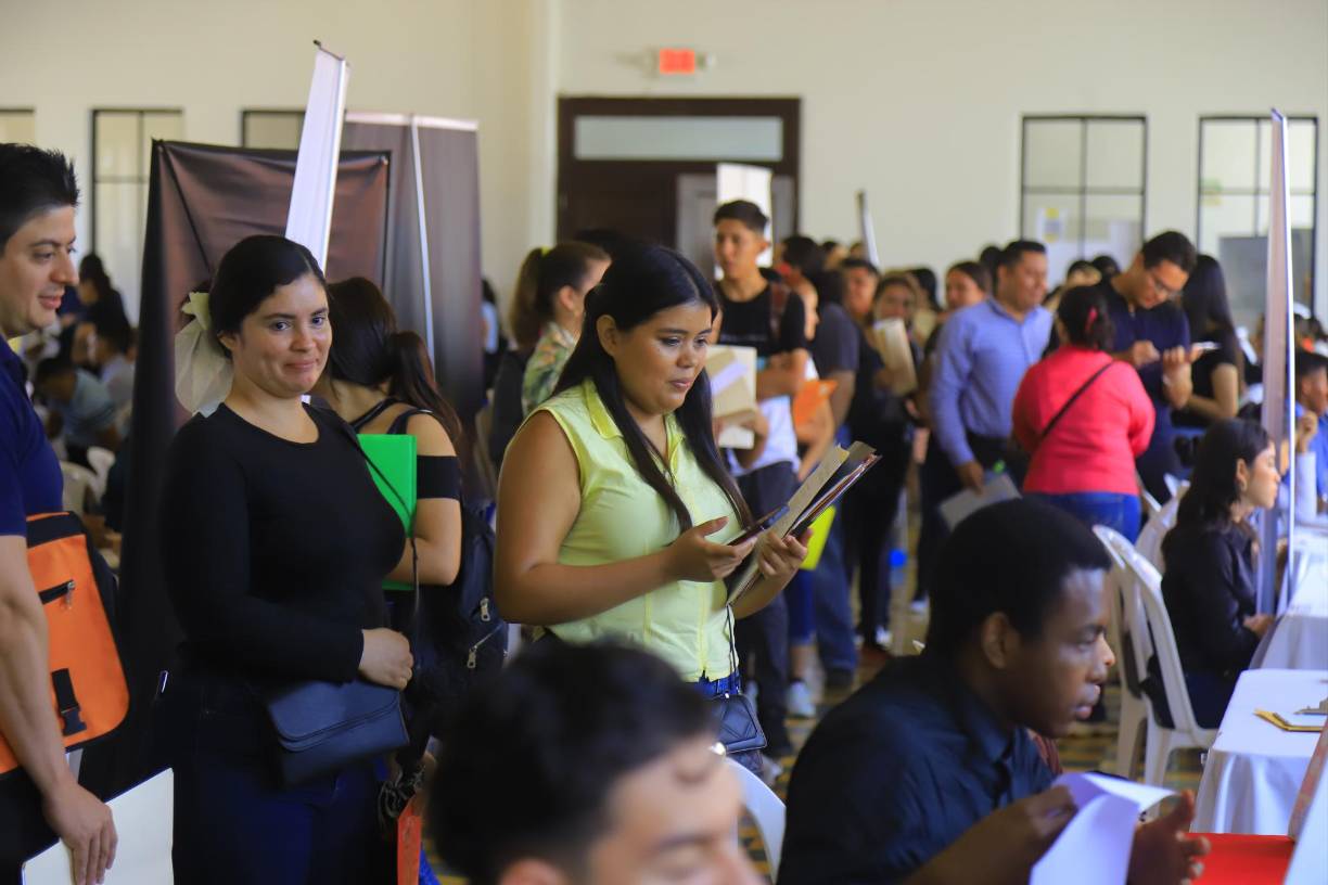Aunque la mayoría de los aspirantes son muy jóvenes, hay personas de 40 años en adelante con experiencia laboral que buscan aplicar a una oportunidad.