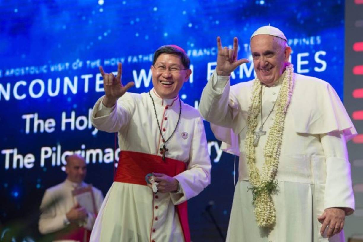 El papa Francisco junto al arzobispo de Manila Luis Antonio Gokim durante un encuentro con las familias.